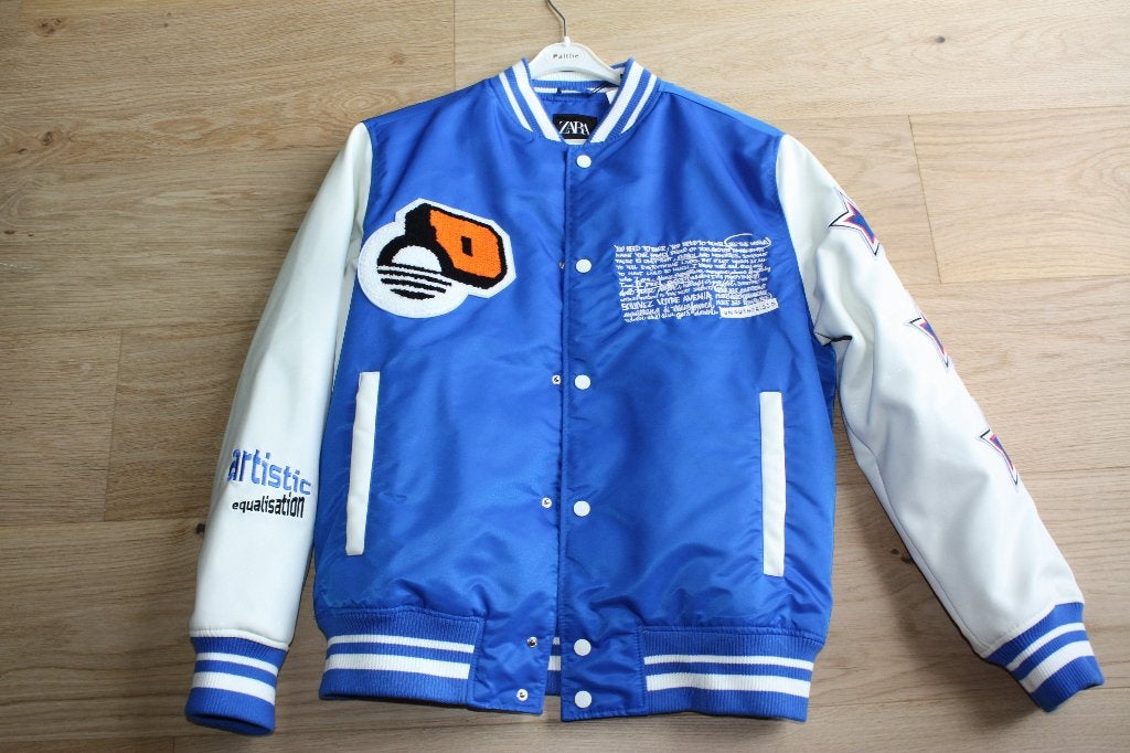 Nieuw: Stoere blauwe jas met witte mouwen, maat S, Kleding | Heren, Blauw, Nieuw, Ophalen of Verzenden, Zara Man