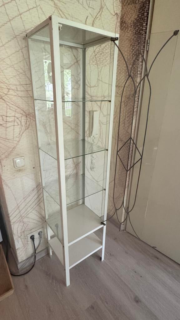 Elegante metalen Vitrinekast met glas in lood, Ophalen, Minder dan 50 cm, Gebruikt, Glas