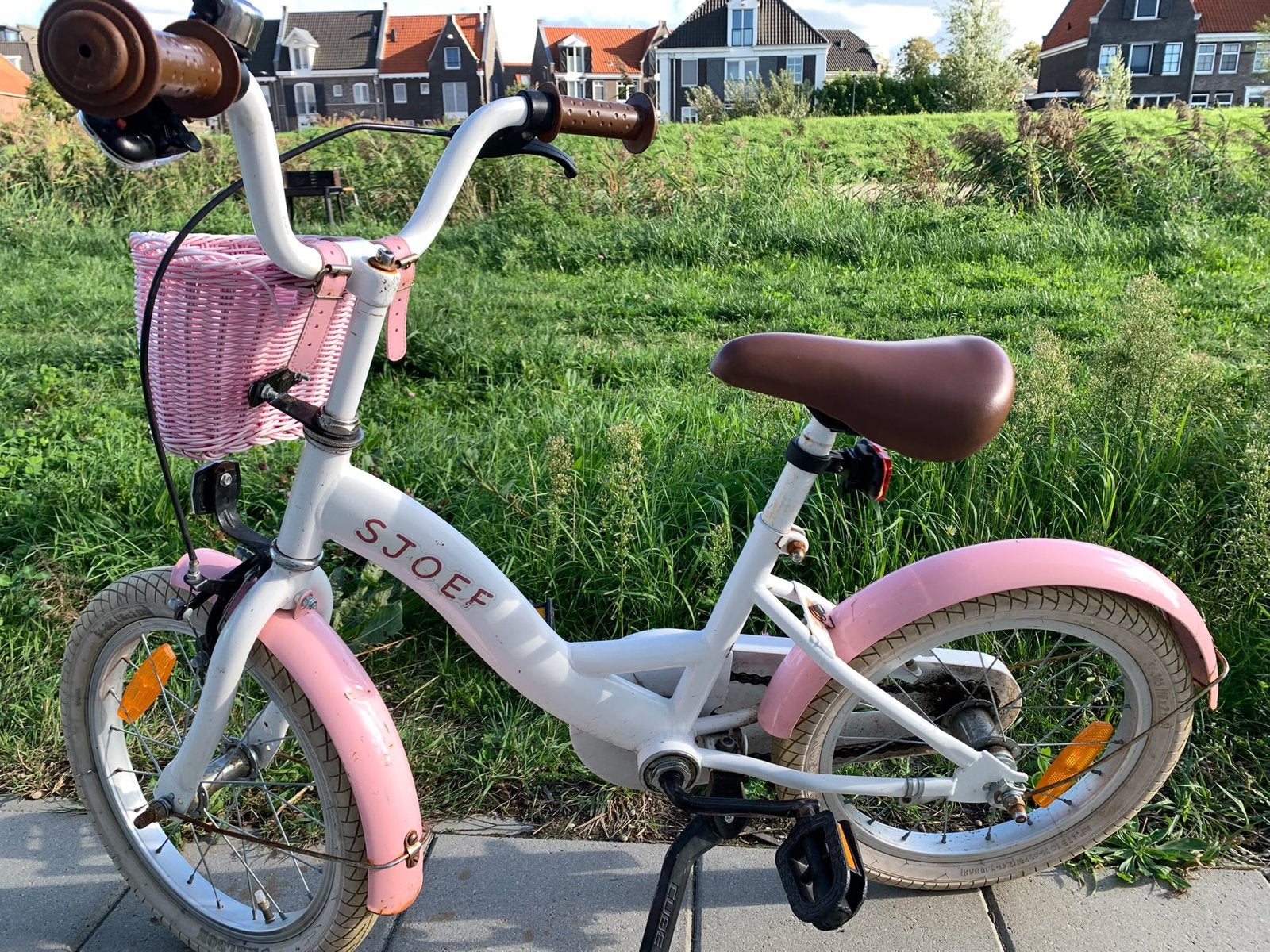 Roze kinderfiets Sjoef 16 inch met mandje, Ophalen of Verzenden, Gebruikt, Terugtraprem, 16 tot 20 inch