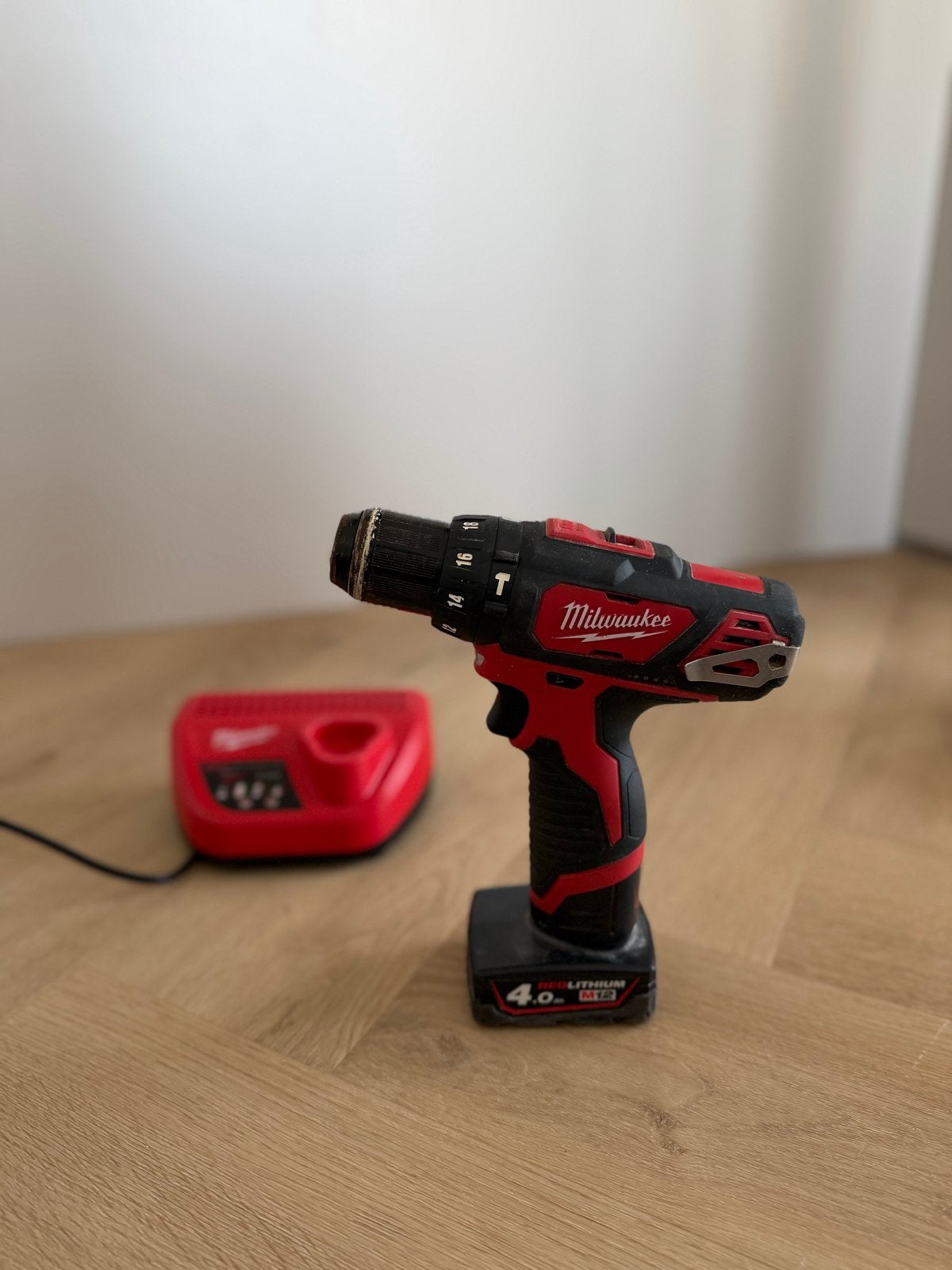 Milwaukee M12 Boor-/Schroefmachine met Accu en Lader, Gebruikt, Variabele snelheid, Ophalen of Verzenden, Boor- en Schroefmachine