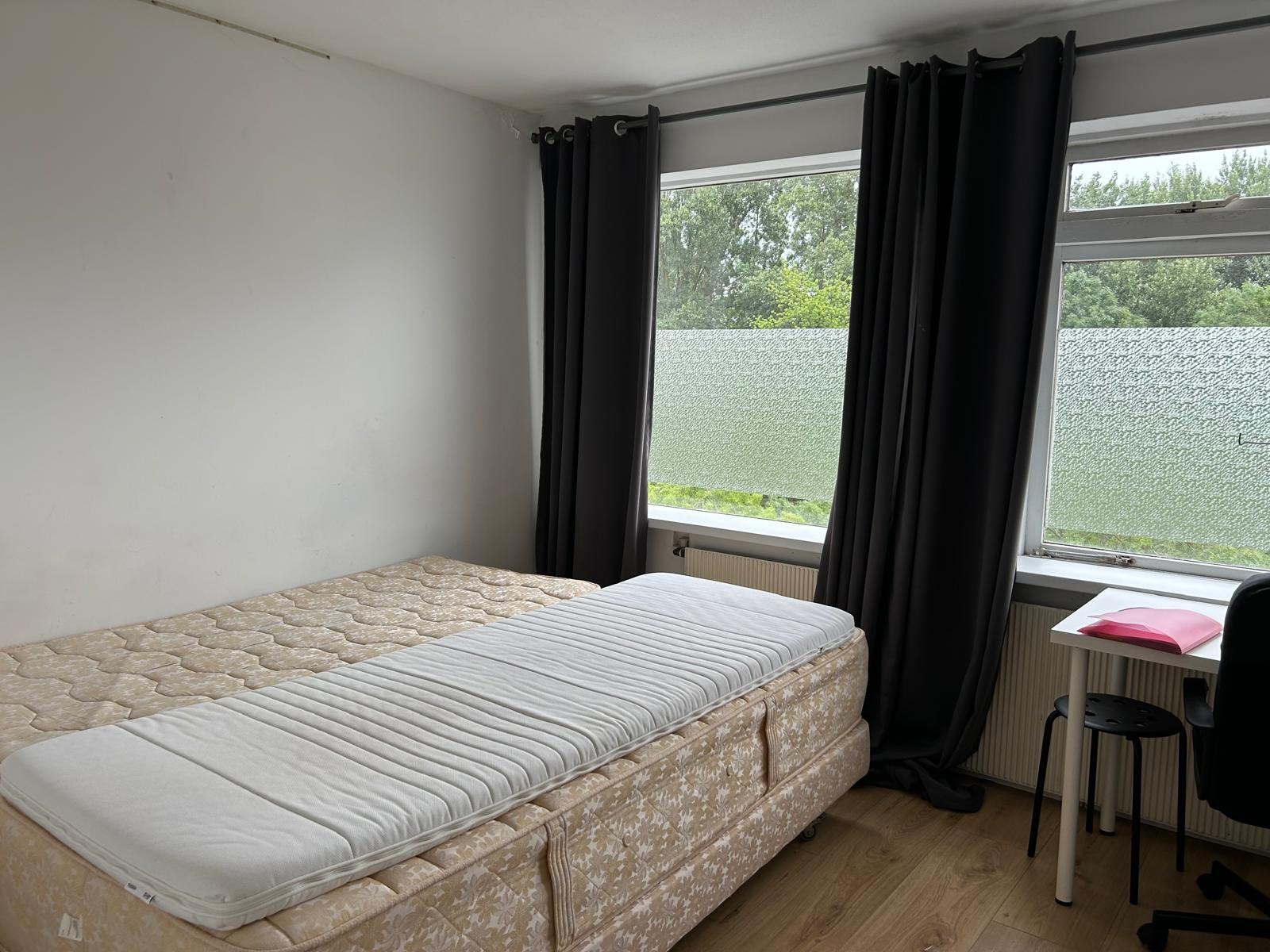 ROOM FOR RENT ROTTERDAM SOUTH, Huizen en Kamers, Huizen te huur, Rotterdam, (Studenten)kamer