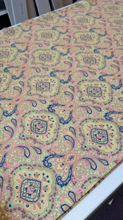 Stof, fel roze en groen met bloemen 10 meter, Hobby en Vrije tijd, Stoffen en Lappen, 120 cm of meer, Ophalen of Verzenden, Polyester