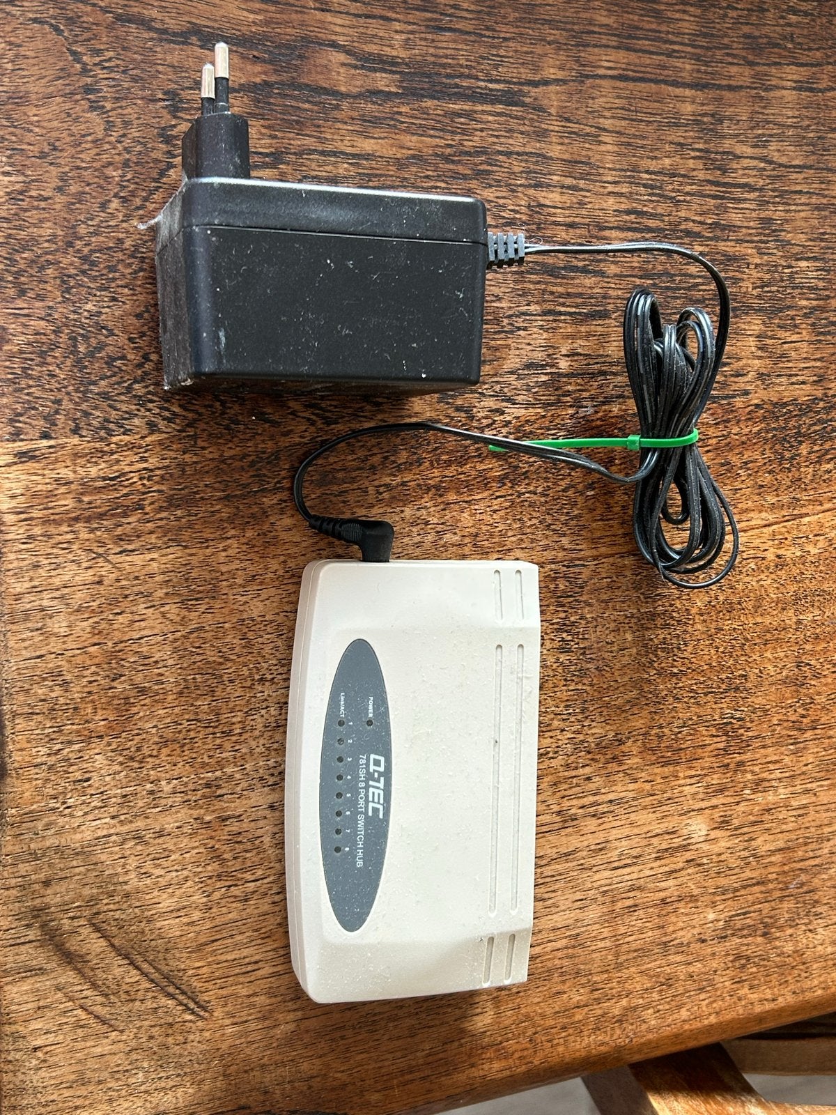 Q-TEC 8-poorts netwerk switch met adapter, Ophalen of Verzenden, Gebruikt