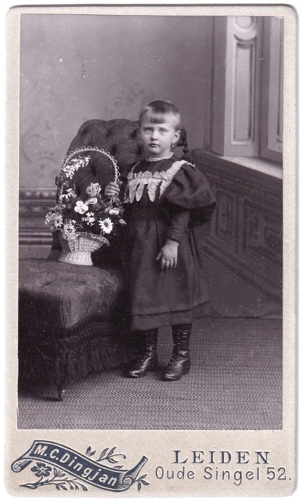 CDV - Kind Meisje Jurk Bloemenmand Stoel Foto Dingjan Leiden, Gebruikt, Foto, Ophalen of Verzenden, Voor 1940
