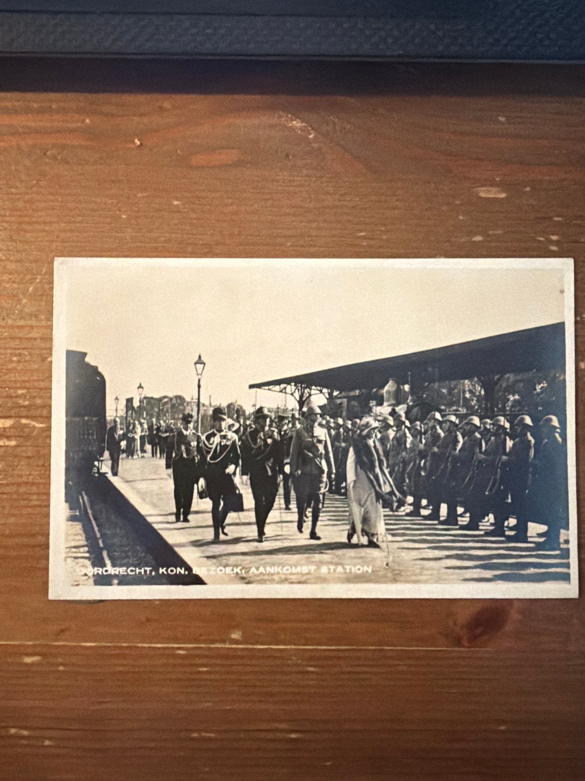 Aankomst Koningin station Dordrecht erewacht, Verzamelen, Ophalen of Verzenden, Landmacht, Nederland, Foto of Poster