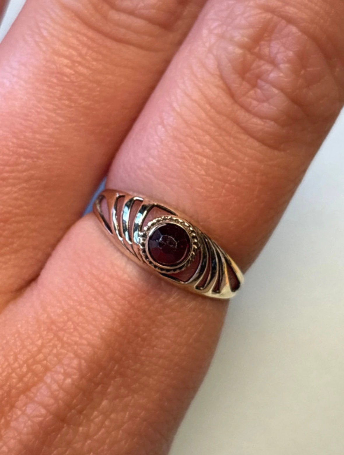 Vintage 14 karaat gouden ring met granaat, Verzenden, Zo goed als nieuw, 17 tot 18, Met edelsteen