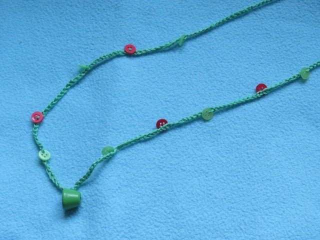 Handgehaakte ketting met rode groene knoopjes houten kraal, Ophalen of Verzenden, Nieuw, Groen, Ketting