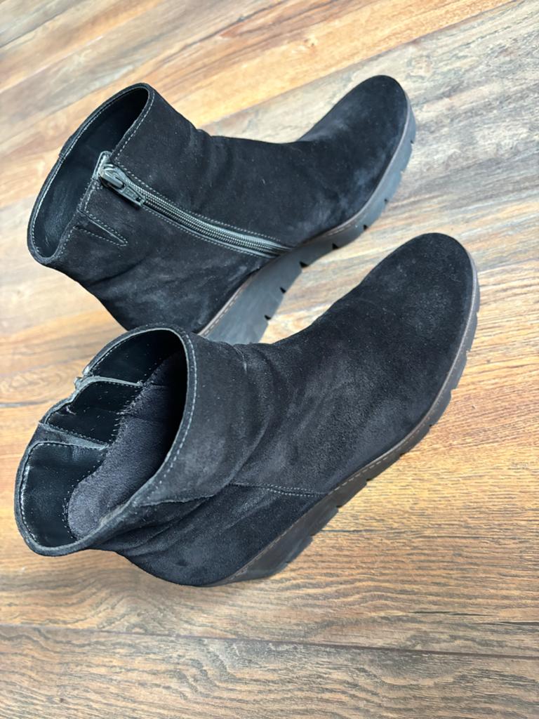 Zwarte suede enkellaarsjes met sleehak van Gabor. Maat 41, Verzenden, Zwart, Lage of Enkellaarzen, Zo goed als nieuw