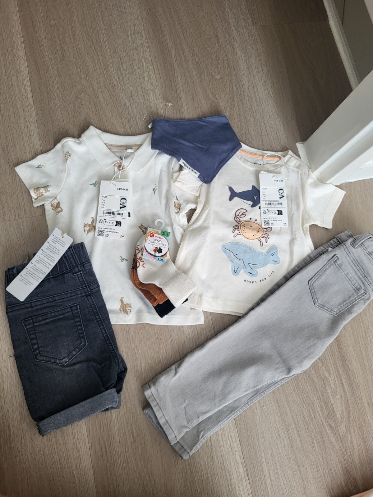 Babykleding set: 2 shirts, 2 broeken, sokken & slab, Kinderen en Baby's, Ophalen of Verzenden, Nieuw, C&A, Jongetje of Meisje