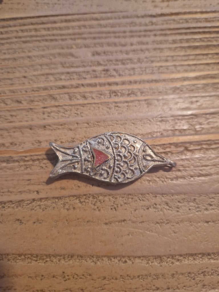 Antieke, Tibetaanse hanger. Vis met bloedkoraaltje., Ophalen of Verzenden, Zilver, Hanger, Met edelsteen