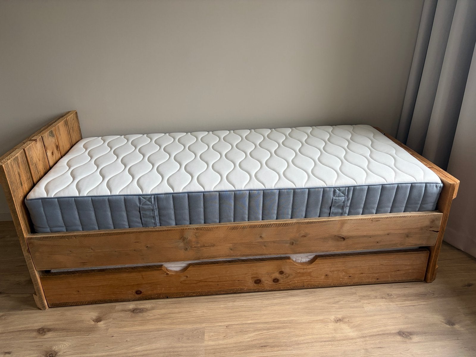 Bed met uitschuifbaar matras en opberglade, Huis en Inrichting, Ophalen, 90 cm, Eenpersoons, Bruin