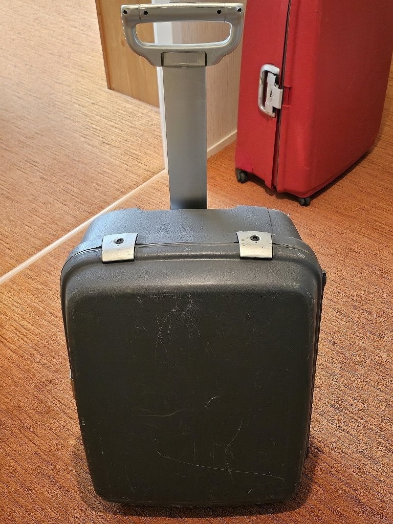 Stevige koffer op wieltjes met cijfersloten, Gebruikt, Hard kunststof, Slot, 35 tot 45 cm