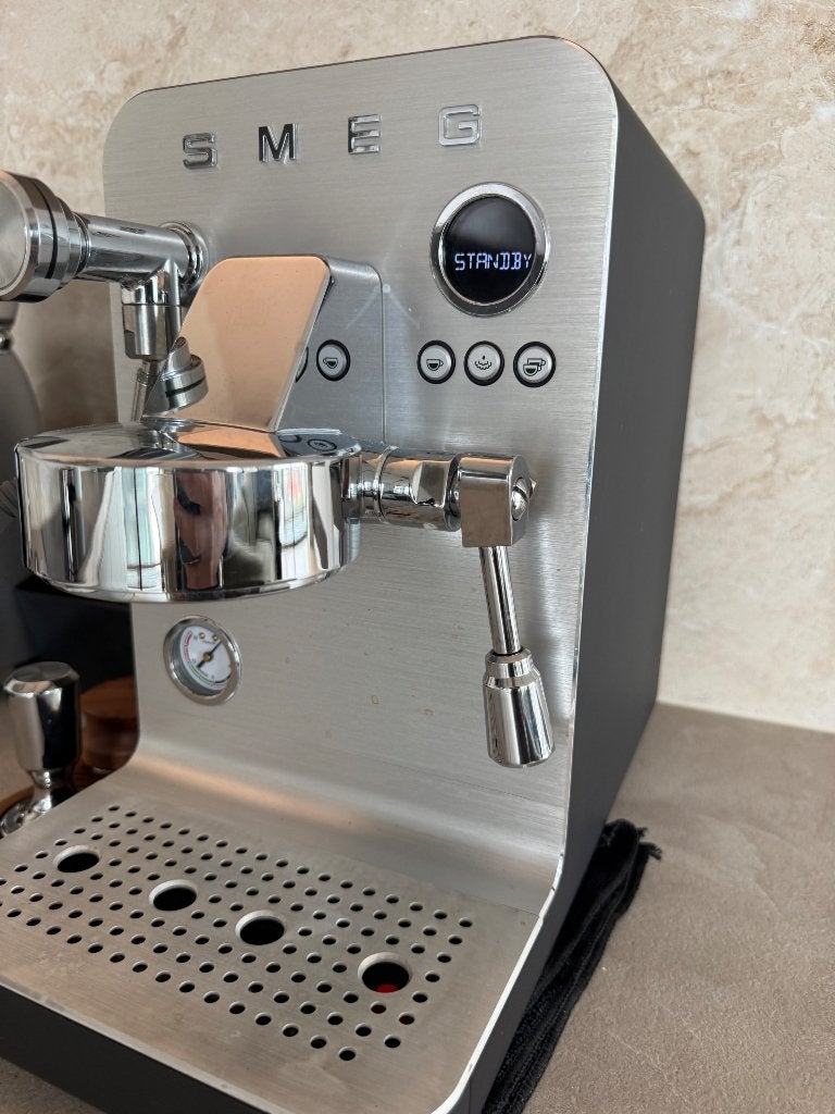 Smeg mini pro machine, Witgoed en Apparatuur, Koffiezetapparaten, 10 kopjes of meer, Ophalen, Zo goed als nieuw, Koffiemachine