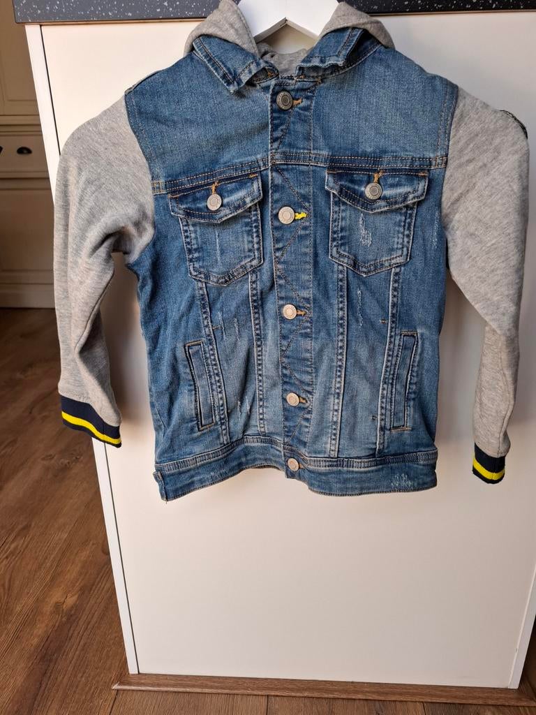 C&A jongens spijkerjasje maat 128 met tricot mouwen en capu, C&A, Ophalen of Verzenden, Zo goed als nieuw, Jongen