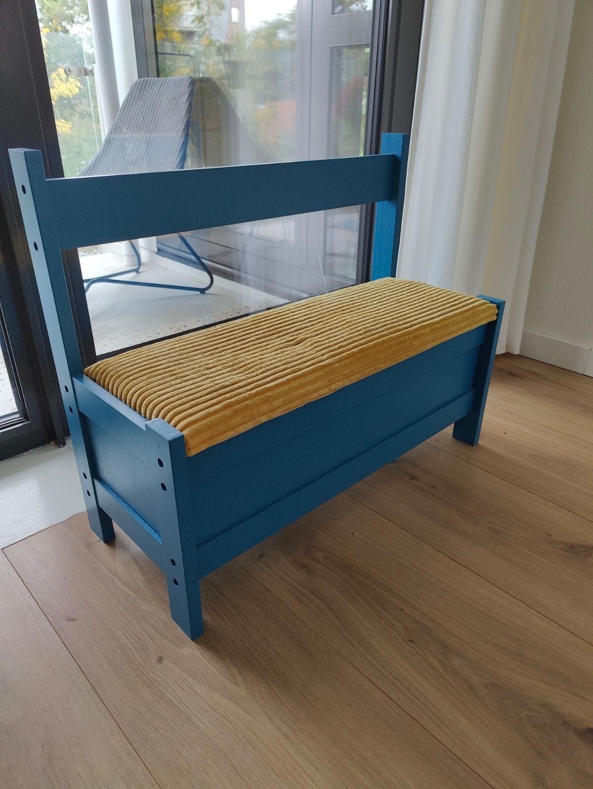 Blauwe houten bank met opbergruimte en geel kussen, Ophalen, Hout, Gebruikt, Modern, functioneel