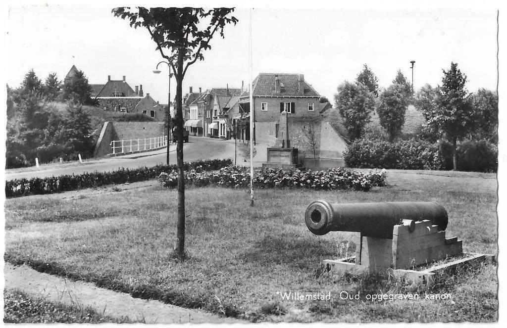 AK Willemstad - Oud opgegraven kanon, Verzenden, 1960 tot 1980, Ongelopen, Noord-Brabant