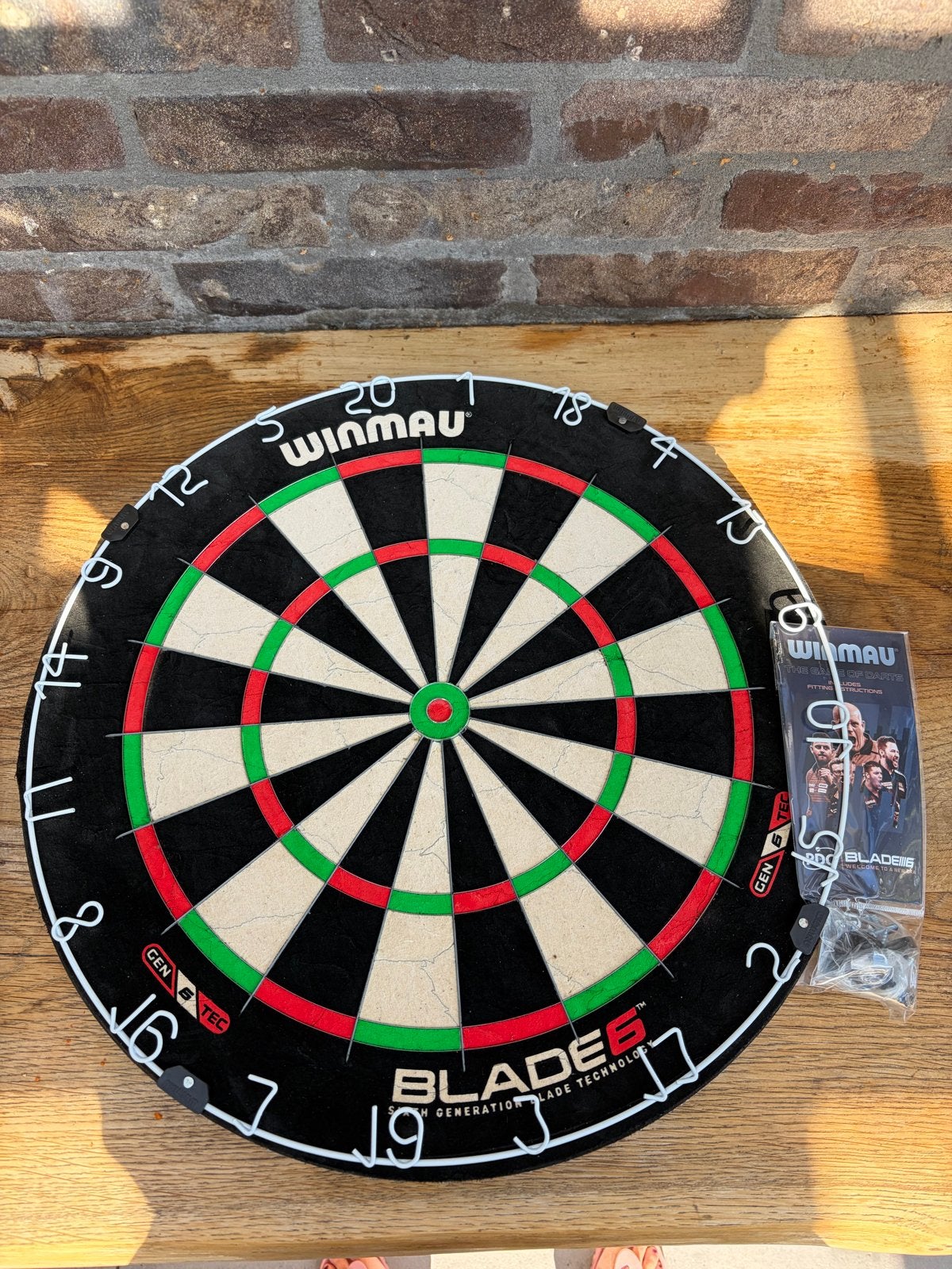 Winmau Blade 6 Dartbord + Gesigneerde Gian van Veen Darts, Ophalen, Nieuw, Dartbord met pijlen