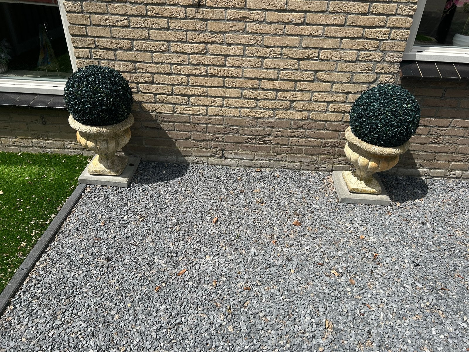 Set van 2 betonnen tuinvazen met kunststof buxusbollen, Ophalen, Gebruikt