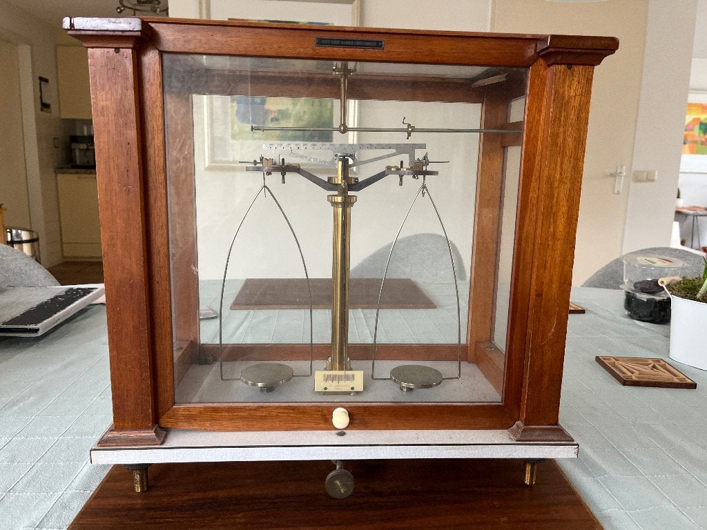 Oude laboratoriumbalans Julian H. Becker Delft, Antiek en Kunst, Antiek | Gereedschap en Instrumenten, Ophalen