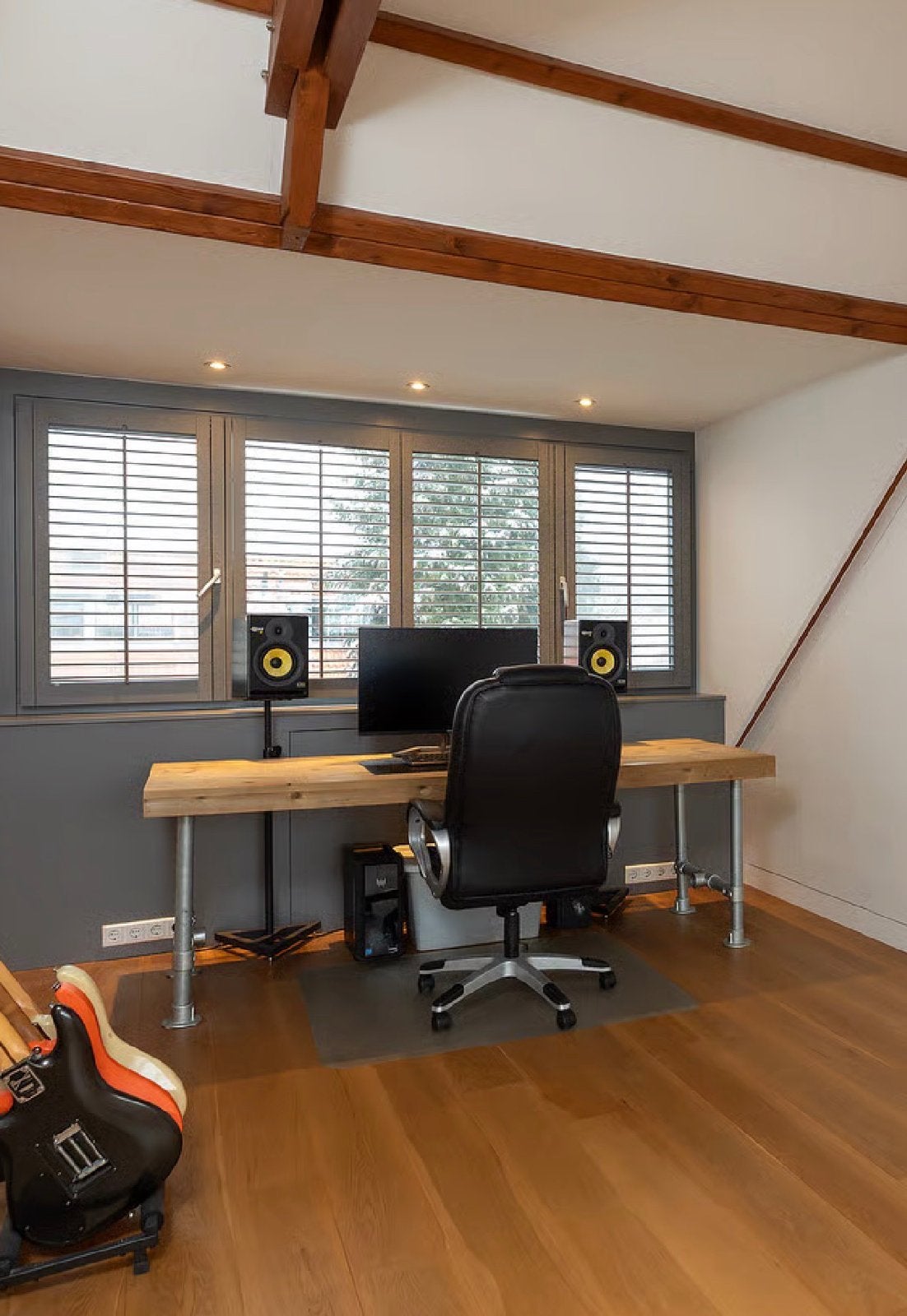 Robuust houten bureau met metalen onderstel, Huis en Inrichting, Bureaus, Ophalen, Hout, Bruin, Zo goed als nieuw