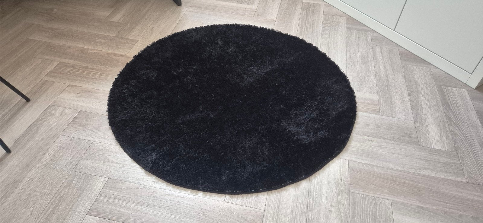 Zwart vloerkleed, rond. Zo goed als nieuw. Doorsnee 120 cm., Huis en Inrichting, Ophalen, Zwart, Rond, Zo goed als nieuw