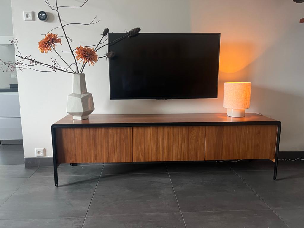 Modern TV-meubel notenhout look met zwart metalen frame, Ophalen, 150 tot 200 cm, Zo goed als nieuw, Minder dan 100 cm