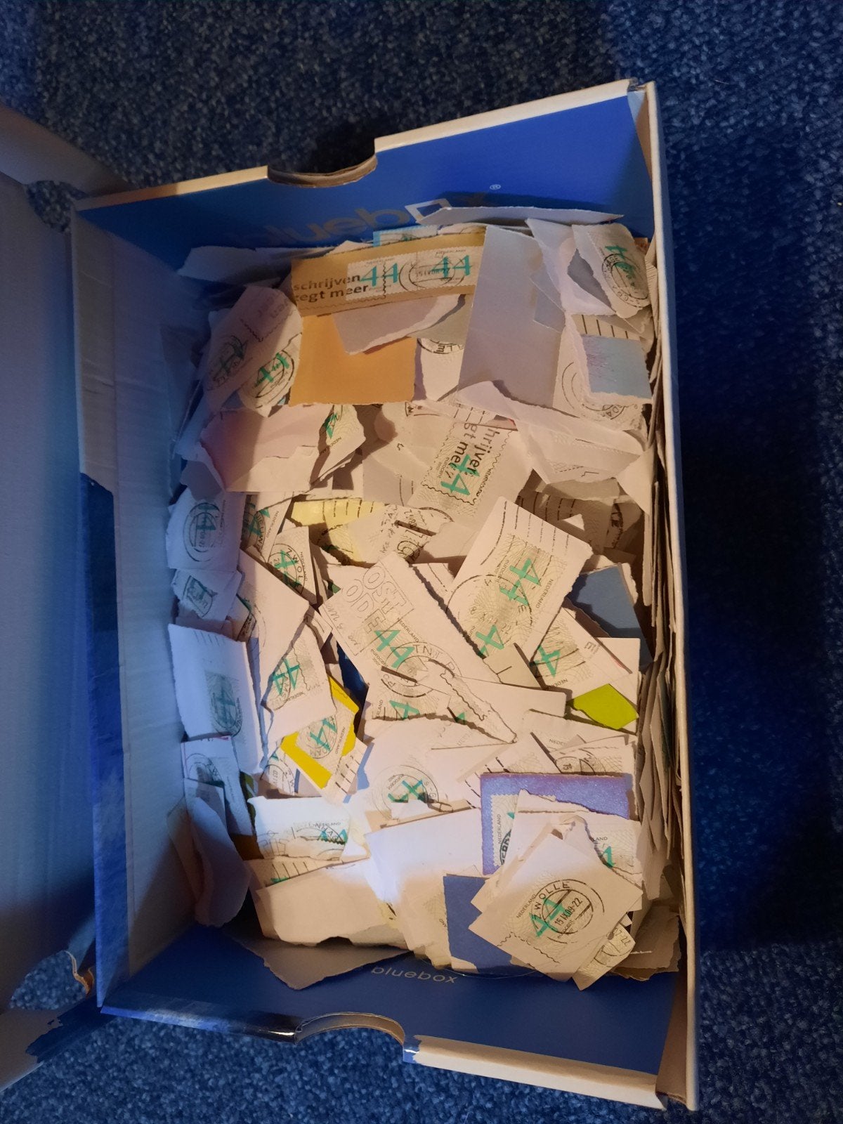 SCHOENENDOOS VOL MET Ca. 2000 euro 0,44 Postzegels OP PAPIER, Ophalen of Verzenden