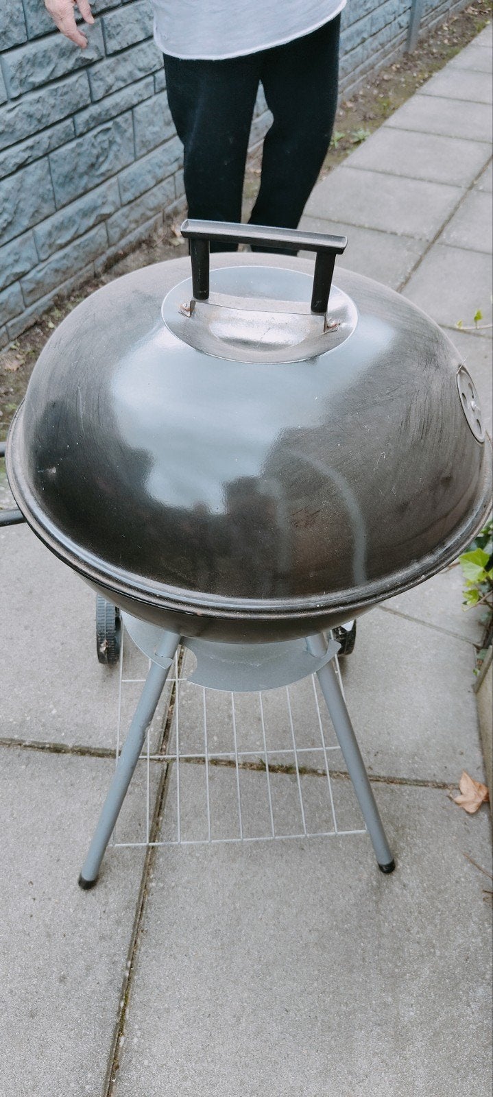 Compacte buiten BBQ met deksel en wielen, Ophalen, Gebruikt, Onbekend