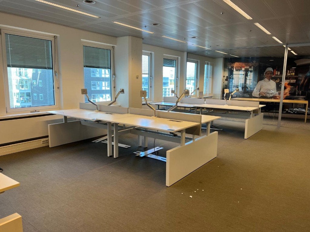 Foto 13 van Ahrend duo-bureau met slinger/kabelgoot 250€/st, 80st