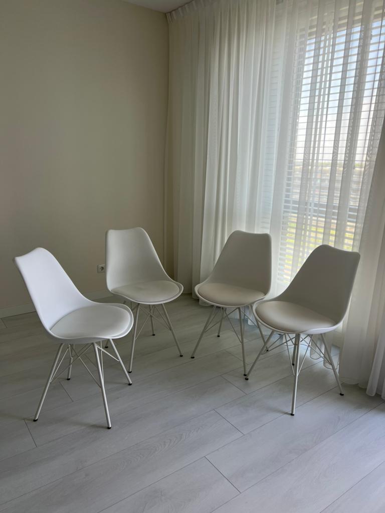 Kunststoffen stoelen Eris van Westwing, Huis en Inrichting, Stoelen, Gebruikt, Vier, Kunststof, Wit, Ophalen