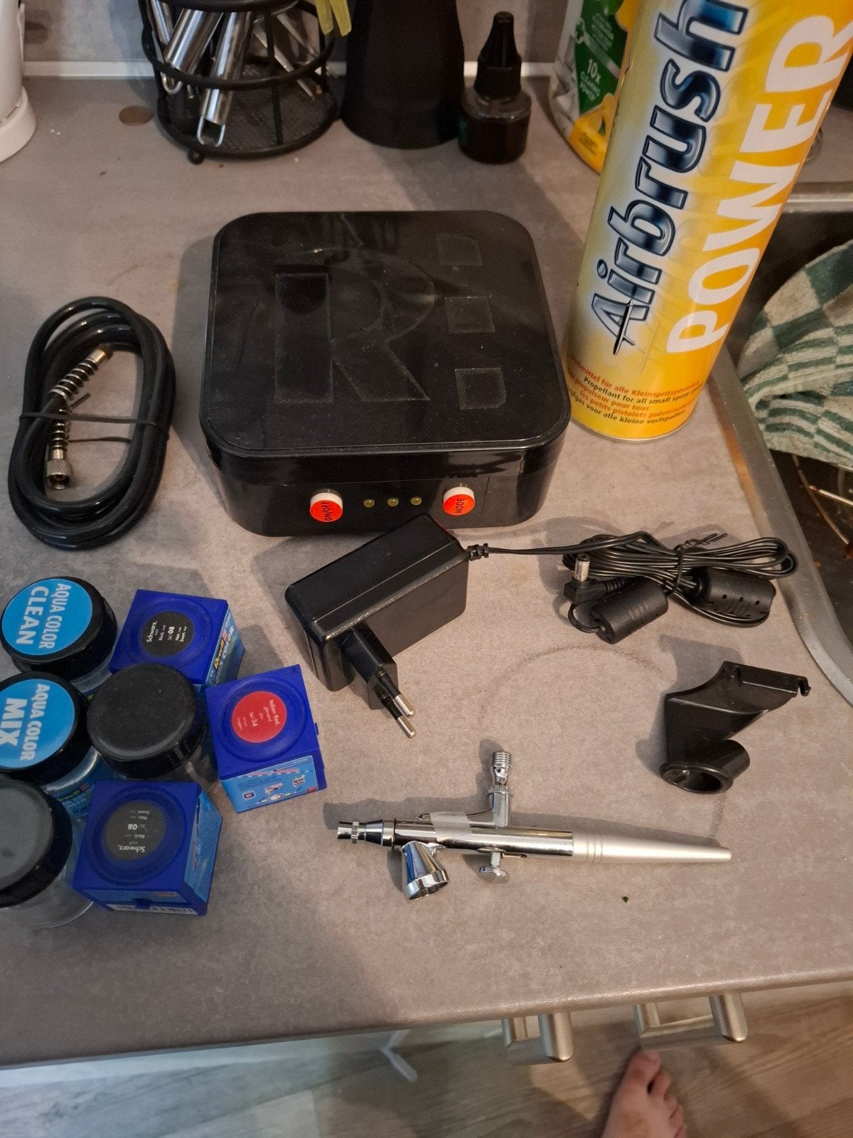 Airbrush set met compressor, verf en accessoires, Hobby en Vrije tijd, Ophalen, Zo goed als nieuw, Airbrush en Toebehoren
