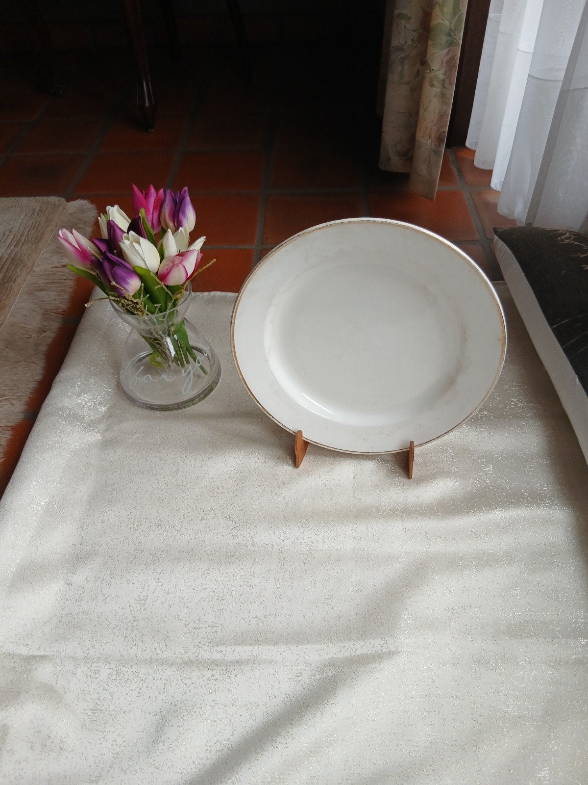 Vintage porseleinen serveerbord in ivoorwit met gouden rand, Ophalen of Verzenden, Porselein, Overige stijlen, Schaal of Schalen