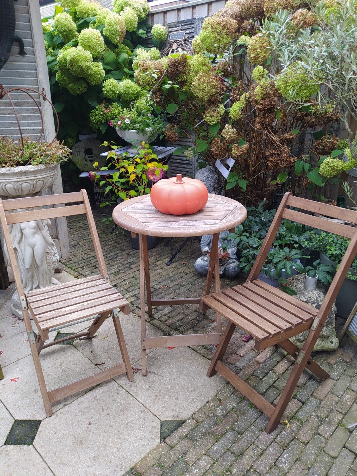 Houten bistro set: tafel en 2 klapstoelen, Ophalen, Gebruikt, Rond, Hout