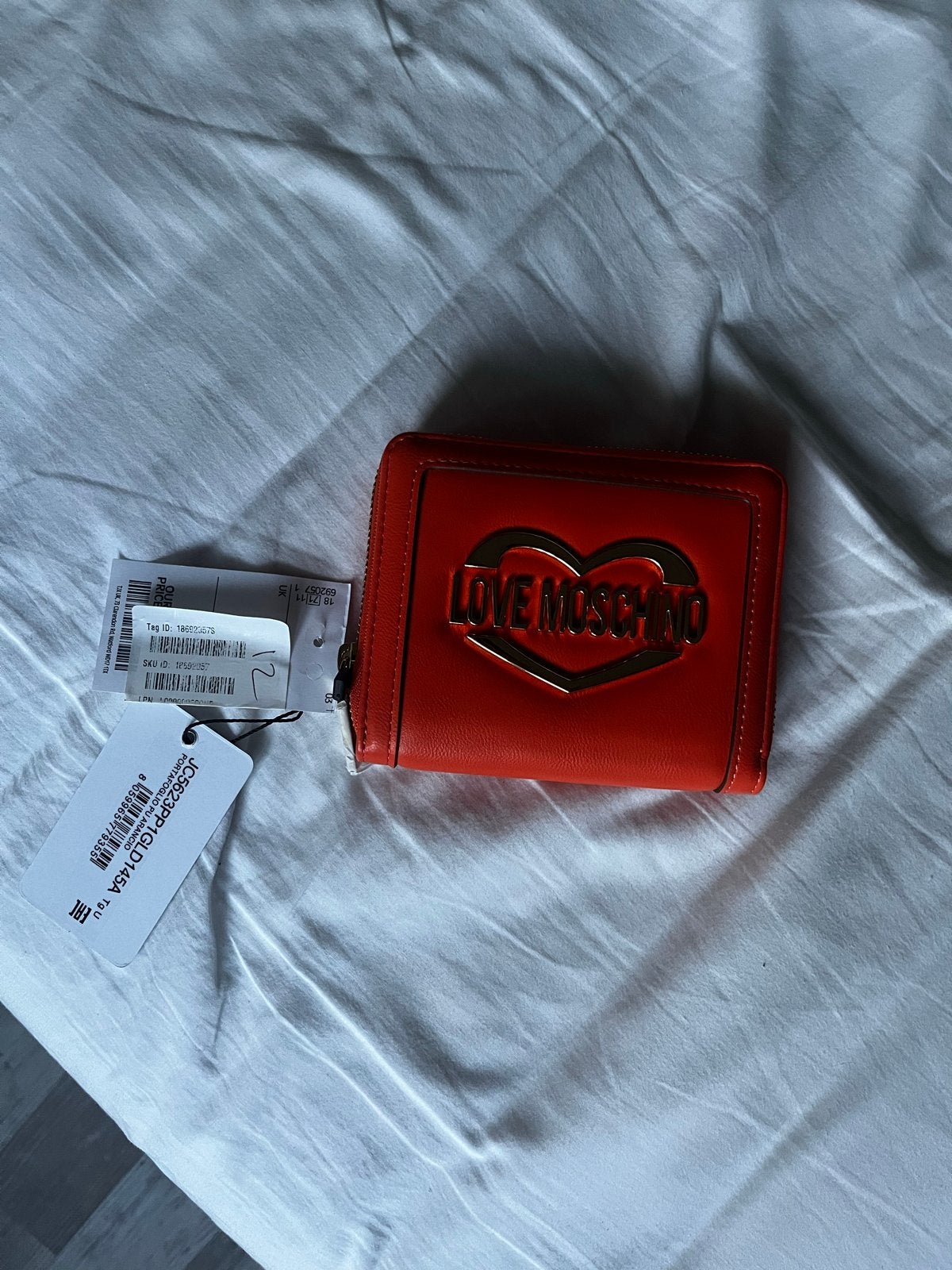 Nieuwe Love Moschino Portemonnee - Oranje met Labels, Sieraden, Tassen en Uiterlijk, Portemonnees, Ophalen of Verzenden, Nieuw