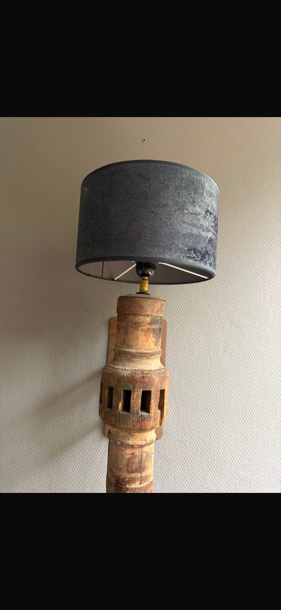 Unieke wandlamp van een oude houten wagenwiel as met kap, Ophalen