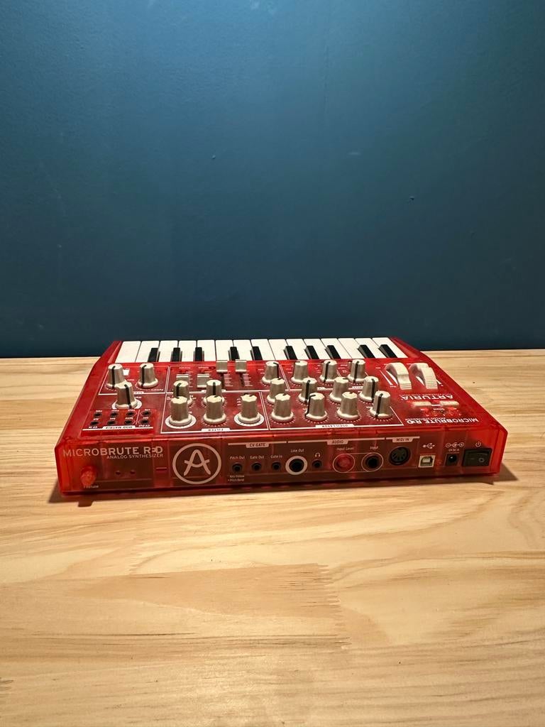 Arturia Microbrute Red Analoge Synthesizer - Zo goed als nie, Muziek en Instrumenten, Synthesizers, Overige merken, Zo goed als nieuw