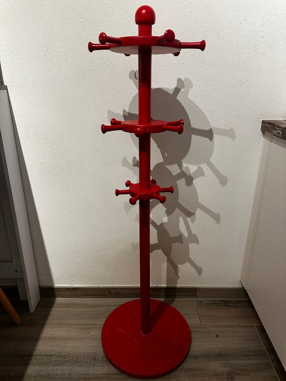 Rode houten kinderkapstok met 18 haakjes, 125 cm hoog, Huis en Inrichting, Woonaccessoires | Kapstokken, Gebruikt, 100 tot 150 cm
