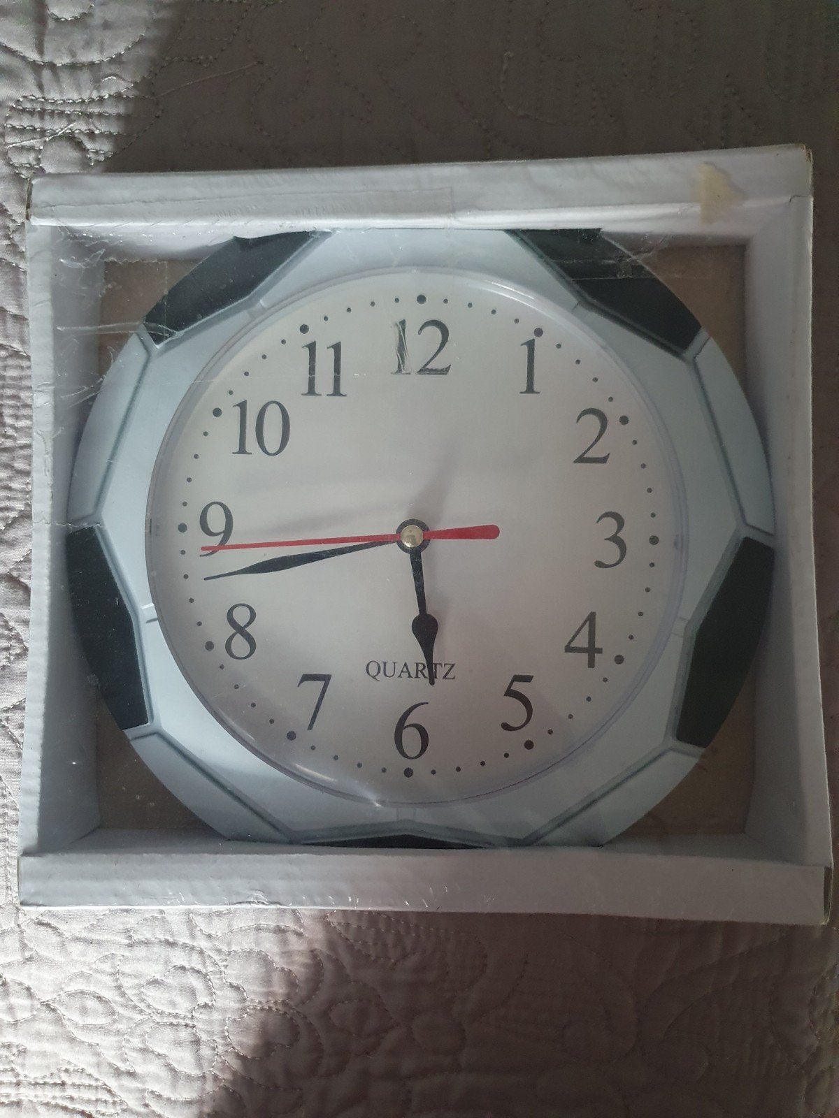 Voetbal Wandklok van kunststof - Nieuw in Doos - Ø 20cm., Nieuw, Ophalen of Verzenden, Wit, Ophangbaar
