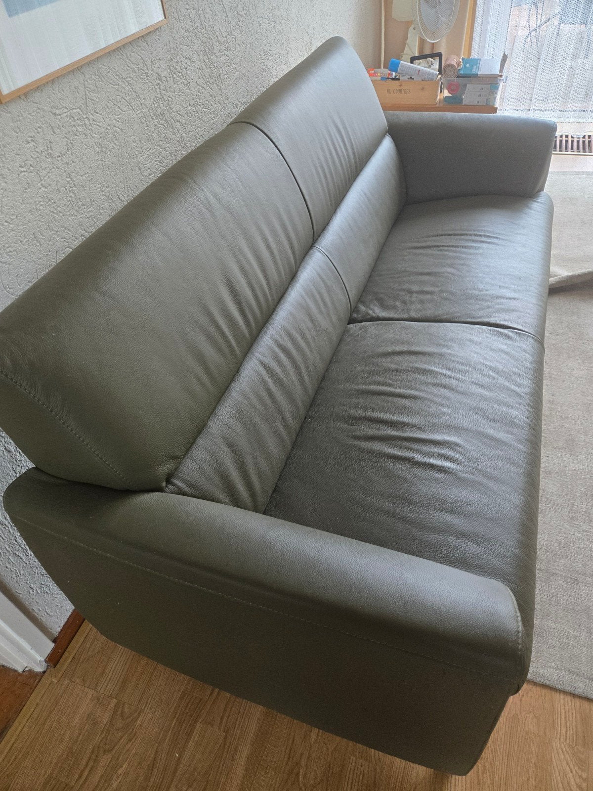 Comfortabele ruime 2-zits leren bank - Olijfgroen, Ophalen, Modern, Comfortabel, Gebruikt, 150 tot 200 cm