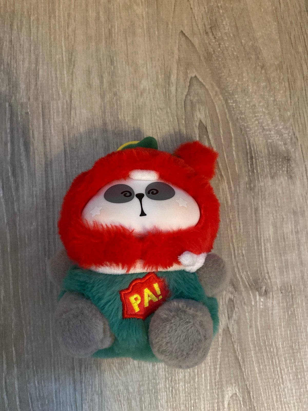 Leuke panda knuffel met rode muts en groene trui, Kinderen en Baby's, Speelgoed | Knuffels en Pluche, Overige merken, Overige karakters