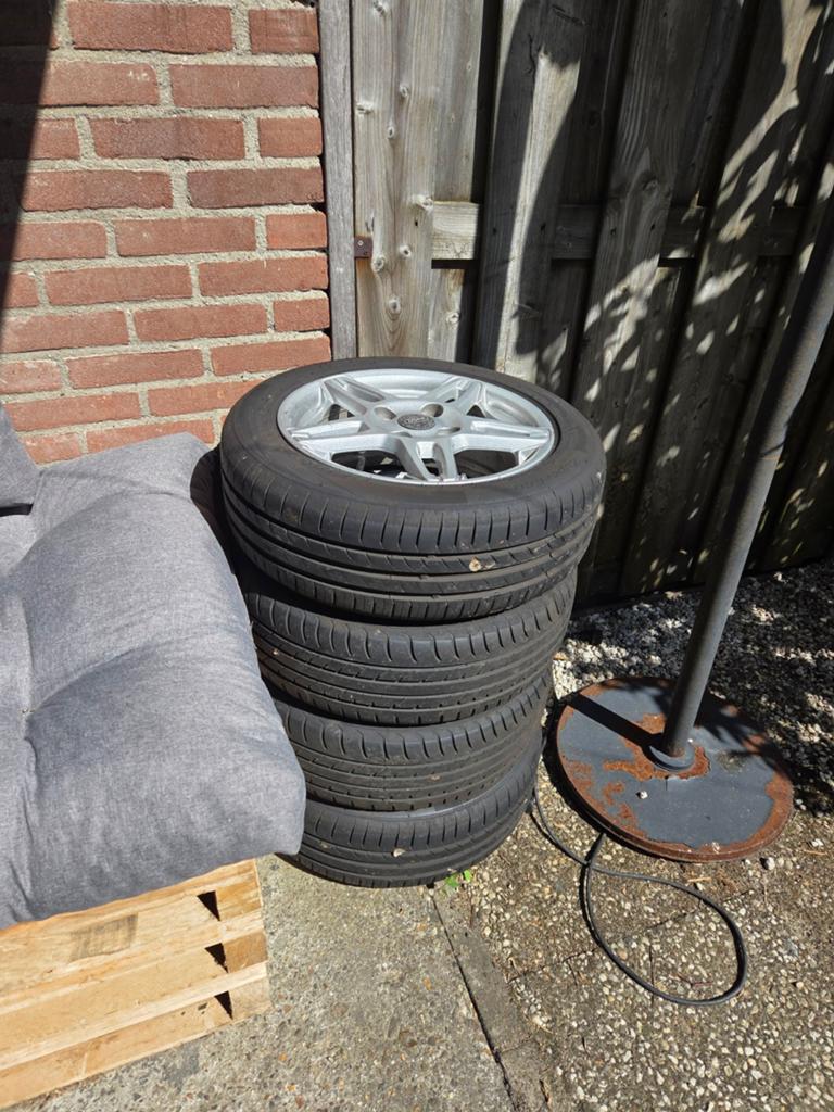 Velgen met banden. Van een paar maanden oud. Ford fiesta, Ophalen of Verzenden, Gebruikt