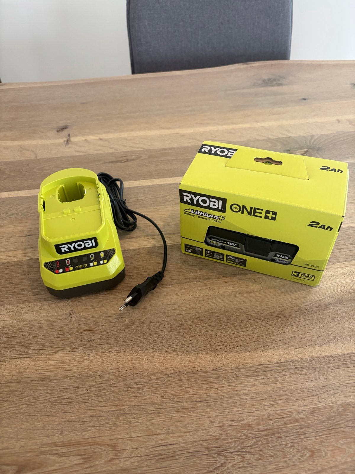 Nieuwe Ryobi accu 2.0 Ah met lader, Ophalen of Verzenden, Nieuw