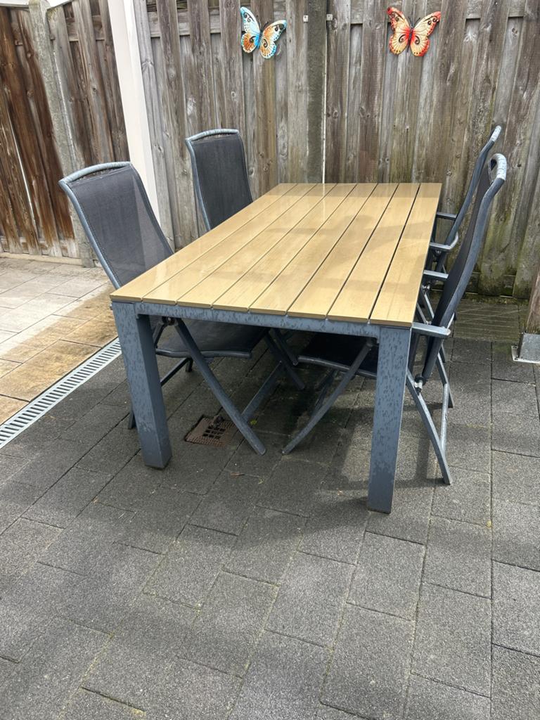 Tuinset: Composiet tafel met 4 gepoedercoate klapstoelen, Tuin en Terras, Tuinsets en Loungesets, Ophalen, Gebruikt, Eettafel