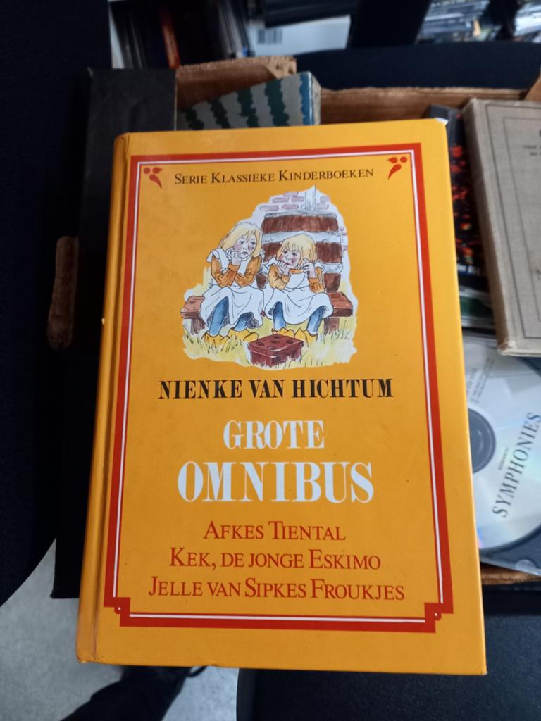 Nienke van Hichtum Grote Omnibus - Klassieke Kinderboeken, Ophalen of Verzenden, Gelezen, Nienke van Hichtum, Fictie algemeen
