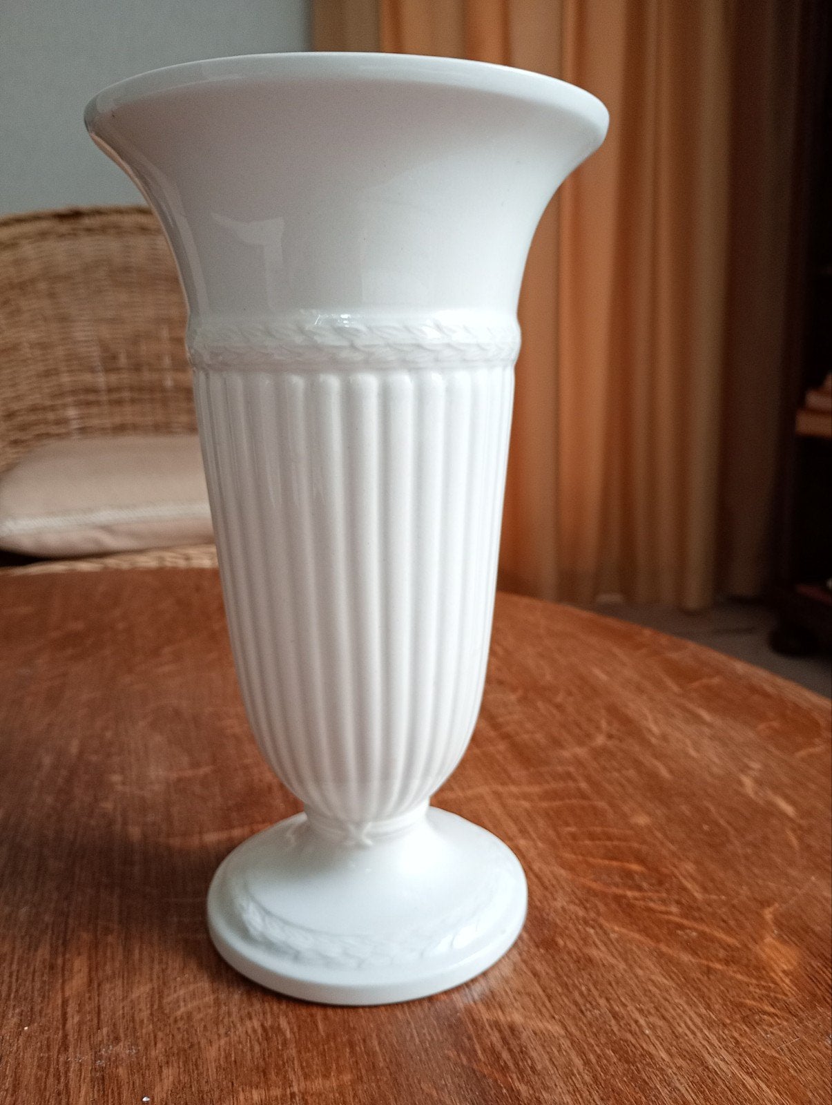 Wedgwood Etruria Barlaston Vaas - Wit, Antiek en Kunst, Ophalen of Verzenden