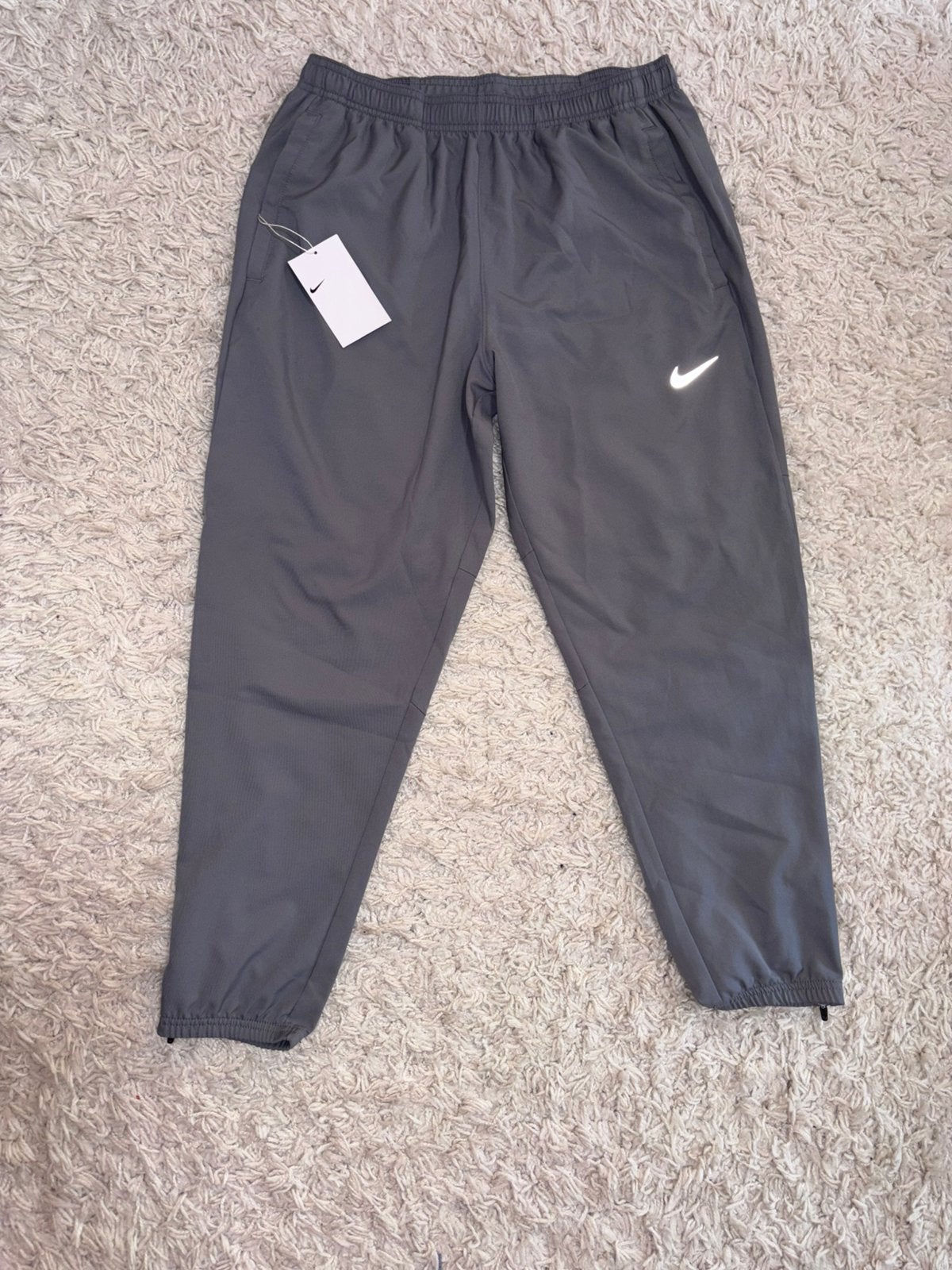 Nike grijze broekje- reflectief - maat M, Sport en Fitness, Loopsport en Atletiek, Ophalen of Verzenden, Nieuw, Kleding, Nike