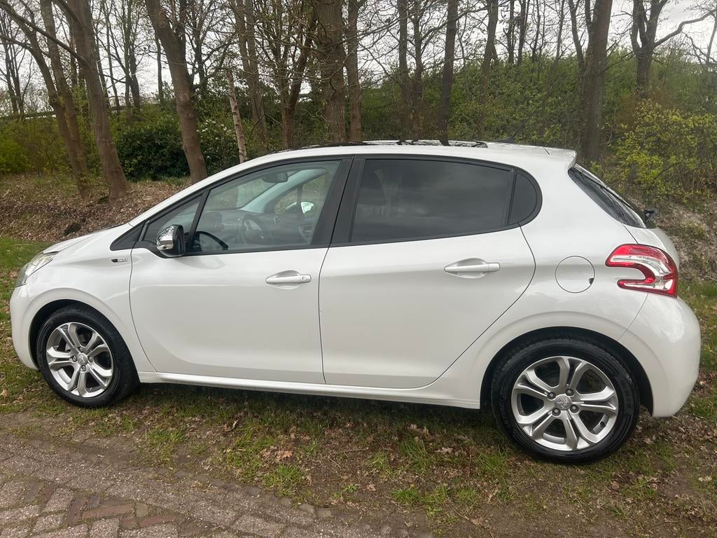Nette peugeot 208 1.2 VTI 60KW/82PK 5-D 2015 parelmoerwit, Auto's, Voorwielaandrijving, Stof, 31 €/maand, 1199 cc