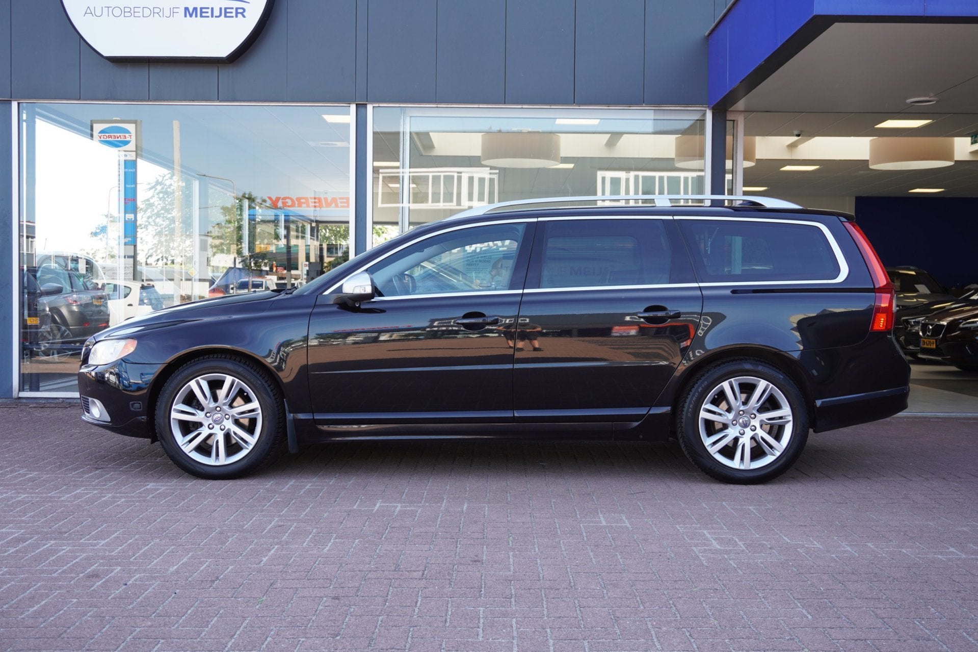Volvo V70 2.5T Kinetic | Handgeschakeld | Airco | Navigatie, Gebruikt, Handgeschakeld, Grijs, 1600 kg