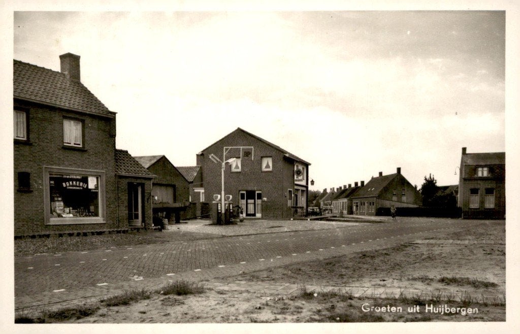 Huijbergen Bakkerij en benzinepomp # 468, Ophalen of Verzenden, 1940 tot 1960, Gelopen, Noord-Brabant