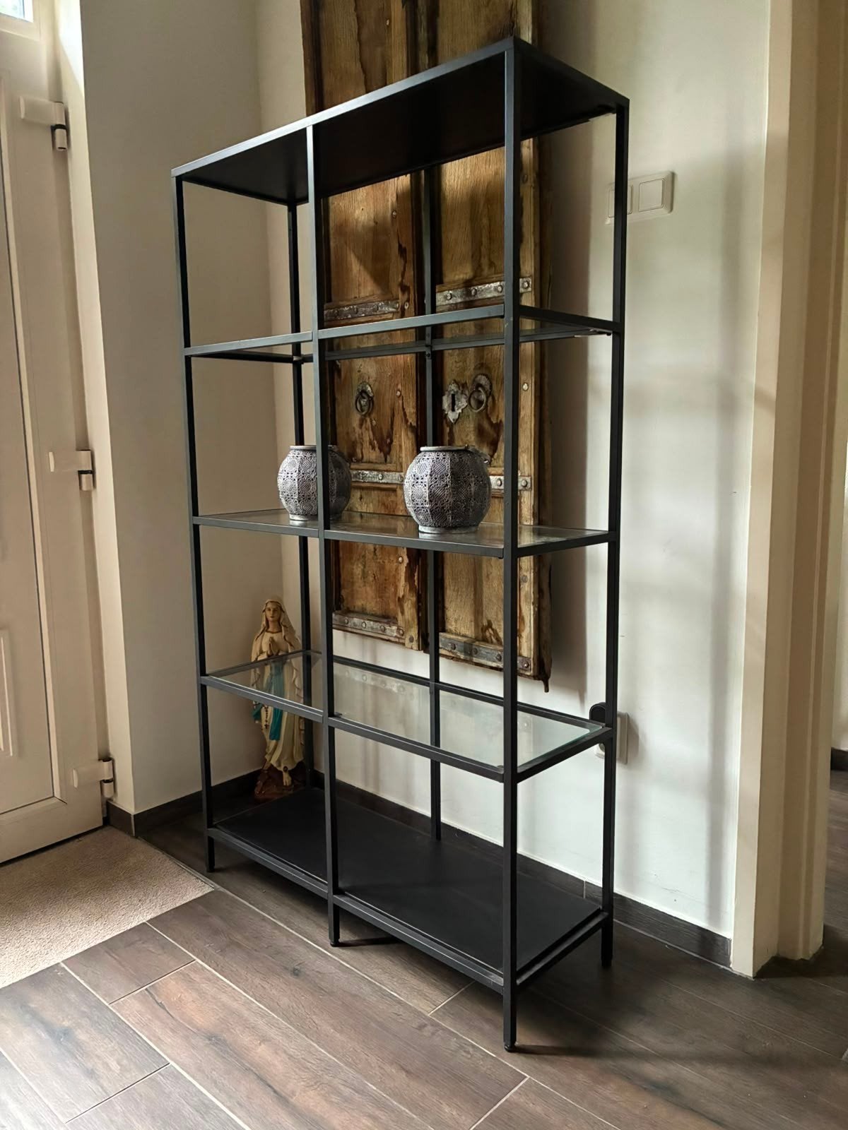 Zwarte metalen kast met glazen planken, Ophalen, Met plank(en), Gebruikt, Modern, Industrieel, Minimalistisch